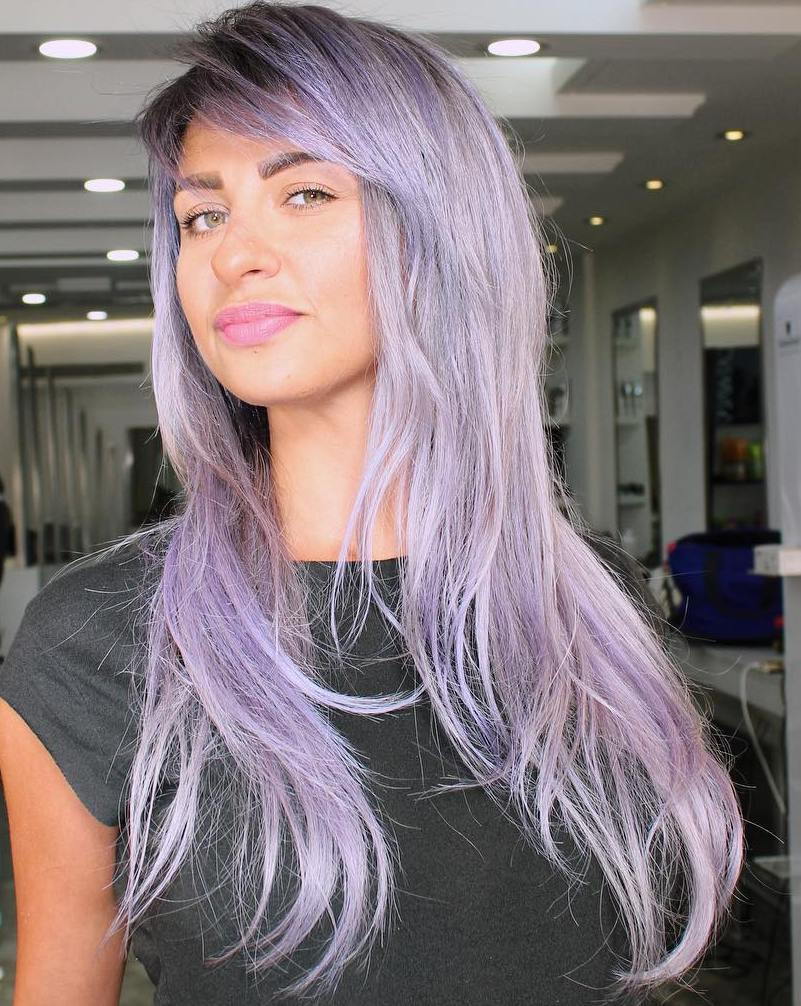 长柔和的紫色发型