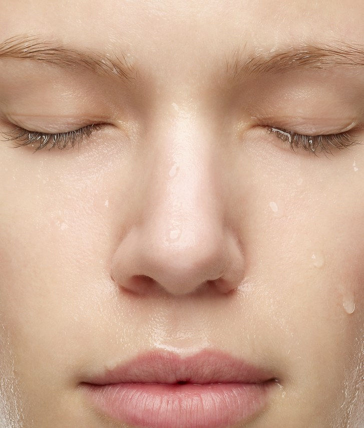 Едър план image of woman's face with water droplets