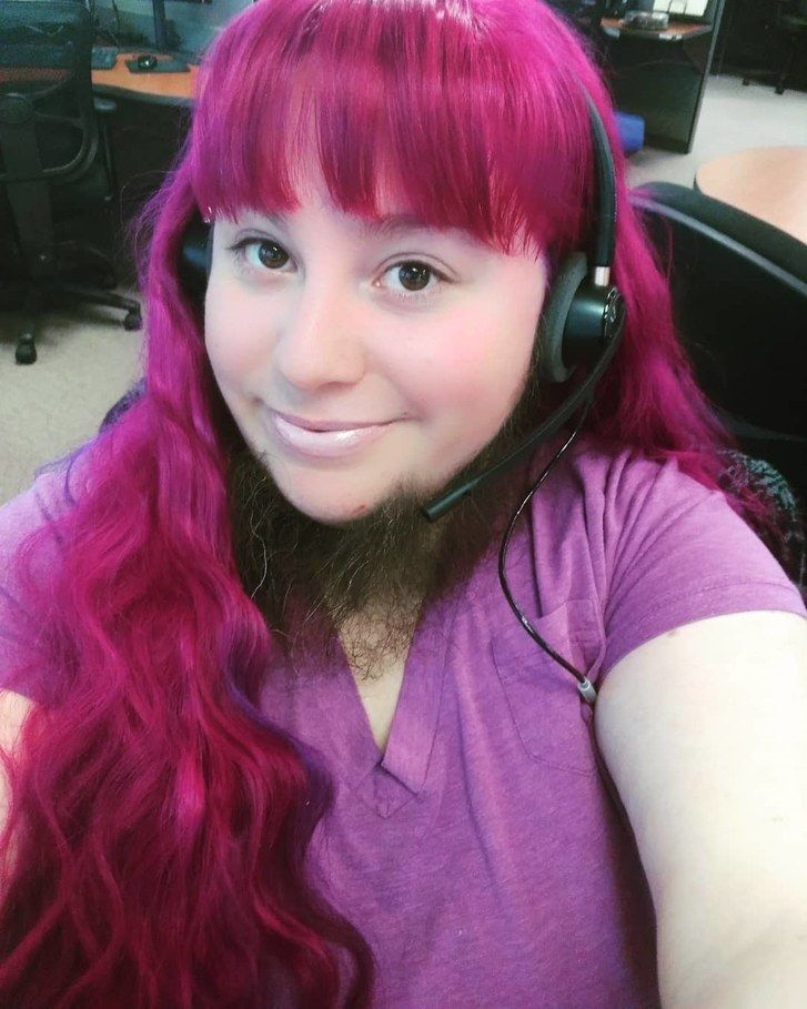 Анализа Hackleman in purple tee with hair down
