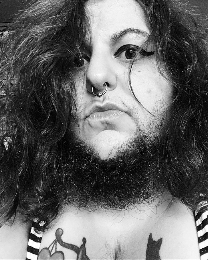 Малко Bear Schwarz in black-and-white selfie