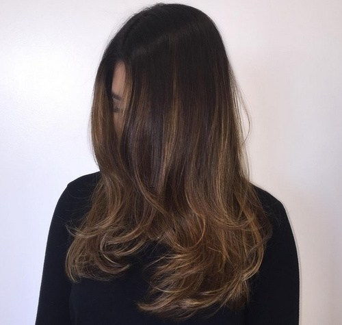 temný brown hair with subtle ombre highlights