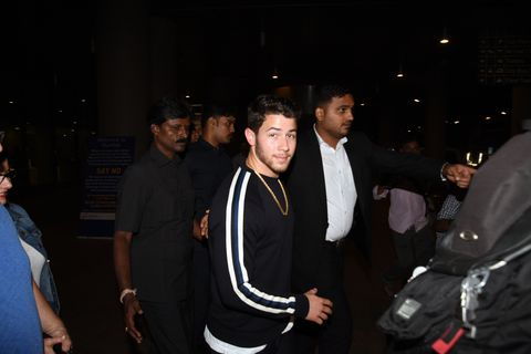 尼克乔纳斯被看见与他的父母一起抵达孟买机场参加一个参与派对