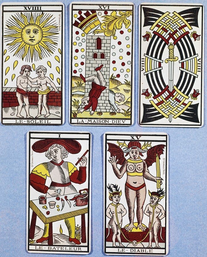 Französische Tarotkarten aus dem 17. Jahrhundert: Die Sonne, der Turm, die Neun der Schwerter, der Magier und der Teufel.