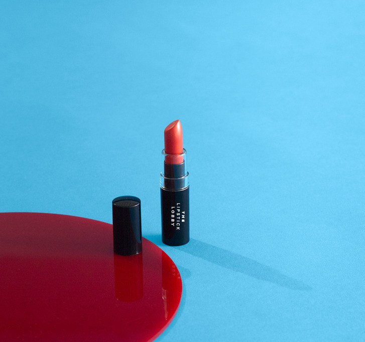 Eine Tube roten Lippenstift von philanthropischen Beauty-Marke, die Lippenstift-Lobby