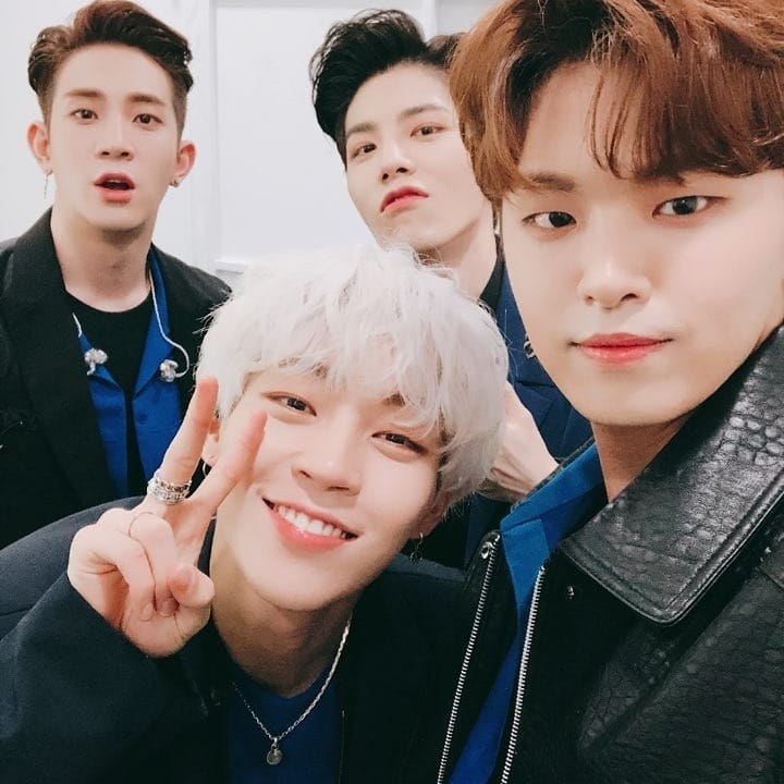 The Rose K-pop group selfie