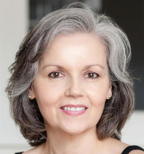 střední hairstyle for gray hair in older women