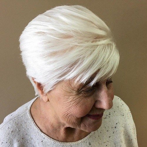 ältere Dame's short layered hairstyle