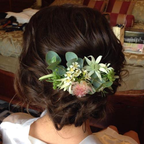 Nízký Wedding Updo With Exotic Flowers