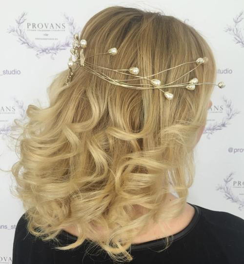 Svatba Mid Length Curly Blonde Hairstyle