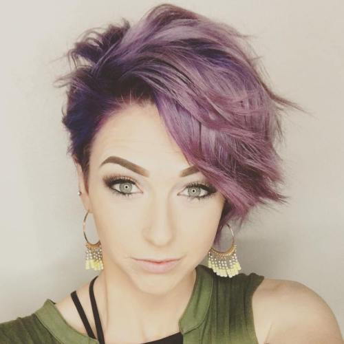 短柔和的紫色发型