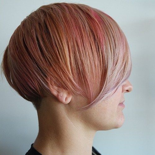 短柔和的粉红色发型