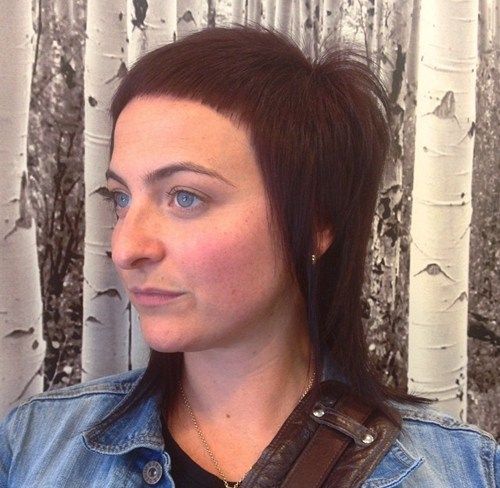 střední layered haircut with extra short bangs