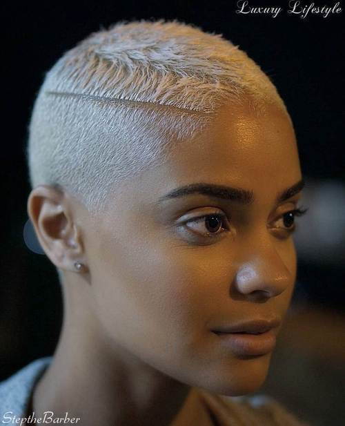 další short blonde hairstyle for black women