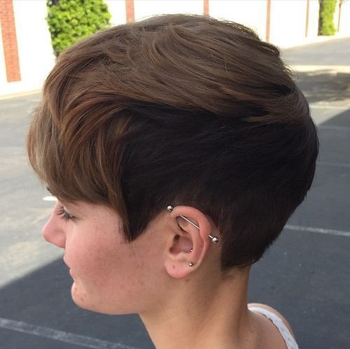 много short two-tone brown hairstyle