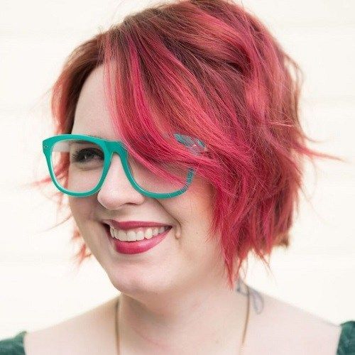 Krátký Shaggy Pink Hairstyle For Plus Size Women