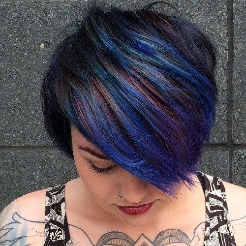 Kurzer abgehackter Haarschnitt mit blauen Highlights